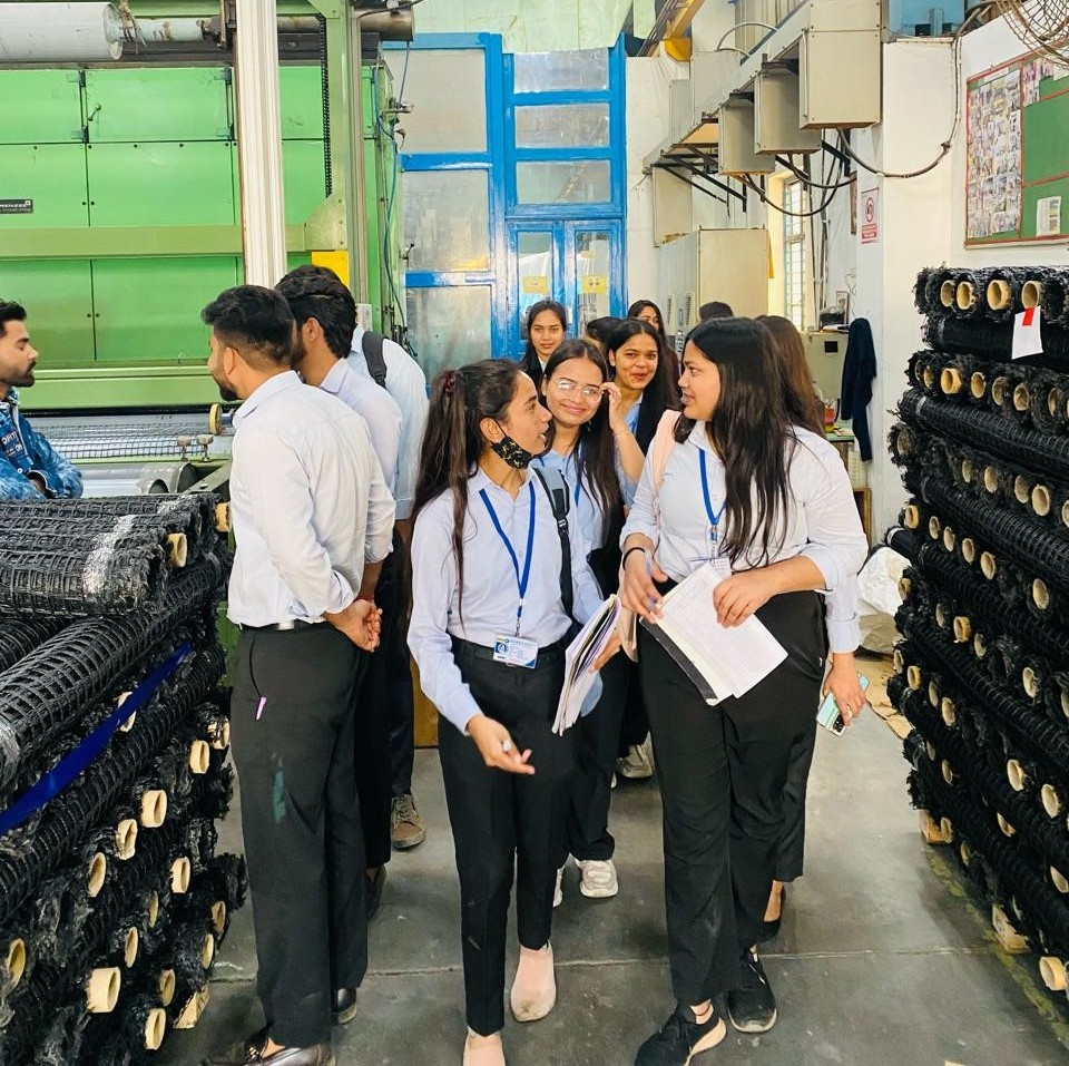 Ishan IIMT, BBA top college in Greater Noida promoting experiential learning.